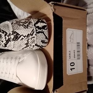 NWT Sable snake print sneakers sz10